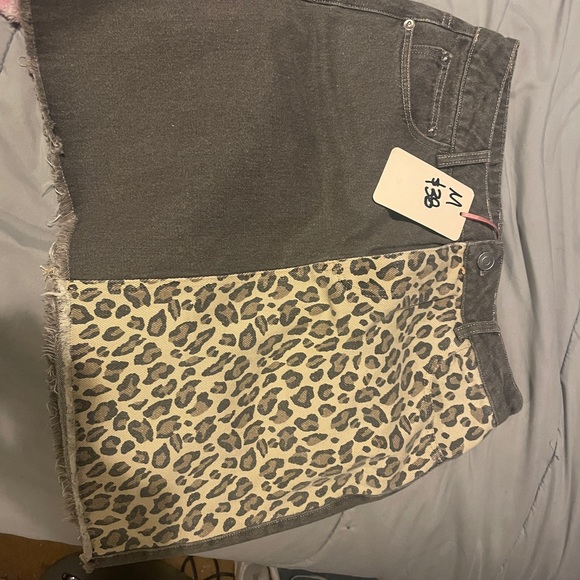 Super cute size M skirt! 1/2 leopard 1/2 gray! - Picture 5 of 5